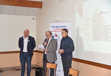 Nanteau-sur-Lunain (Seine-et-Marne), vendredi 12 décembre. Le président d'Interbev Île-de-France, Jean-Raymond Dumas, ouvre la journée entouré de David Tourte et Philippe Dufour, éleveurs seine-et-marnais.