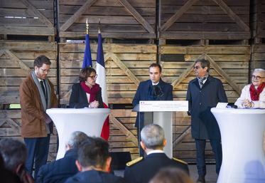 Vendredi 30 janvier, à Baigneaux. Entourés de ses ministres, David Amiel, Annie Genevard, Serge Papin et Françoise Gatel (de g. à d.), Sébastien Lecornu (au c.) a annoncé le lancement des Contrats d'avenir inspirés par Jeunes agriculteurs.