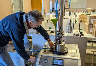 La machine Bucher-Vaslin fonctionne avec le principe d'évaporation sous vide et permet d'abaisser un vin à 6 ° d’alcool. L’opération dure environ sept minutes par bouteille.