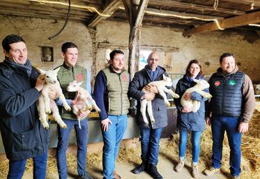 Vendredi 30 juin, à Ouzouer-des-Champs. Le sous-préfet de Montargis, Narendra Jussien, a visité l'exploitation d'un jeune agriculteur en grandes cultures qui a créé un atelier ovin pour se diversifier.