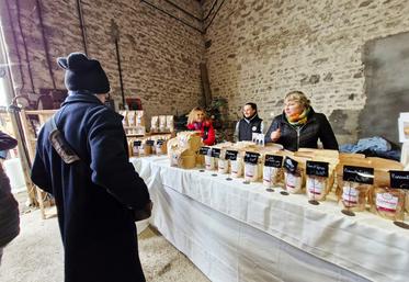 Dimanche 1er février, à Attray. Les visiteurs ont pu découvrir les farines de la ferme mais aussi déguster différentes préparations.