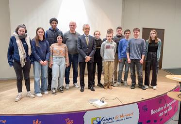 Mardi 27 janvier, à Châteaudun. Le préfet, Hervé Jonathan, entouré des élèves de seconde professionnelle de Nermont qui lui ont posé des questions, accompagnés par leur professeur, Jean-Philippe Noblet (au c.).