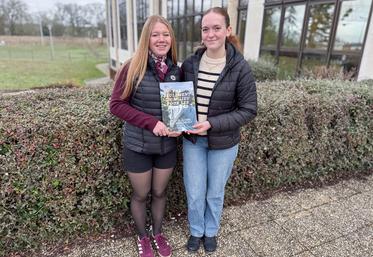 Le 26 janvier, à Châteaudun. Candice et Aurore ont publié un magazine sur la place des femmes dans le monde agricole dans le cadre de leurs études.
