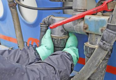 Le filtre du pulvérisateur doit être démonté et vérifié.