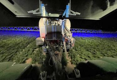 Les feux de travail du tracteur sont utiles pour voir la rampe du pulvérisateur et aider dans les manœuvres, mais ils ne présentent pas la même efficacité que les phares bleus pour surveiller les jets.