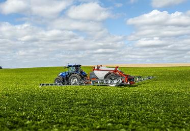 La maîtrise des mouvements de la rampe du pulvérisateur permet de traiter à bonne hauteur et à vitesse élevée.