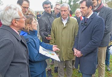 Vendredi 6 février, à Arrou. Le ministre délégué à la Transition écologique, Mathieu Lefèvre (à d.), se fait expliquer le dispositif mis en place pour prévenir les crues par la directrice du Smar Loir 28, Céline Morin (à g.).