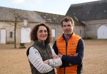 Solenne Thévenet et son mari Rémi produisent, transforment et vendent eux-mêmes leurs graines de courge sous la marque Valconie.