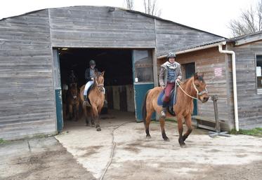 Barbizon (Seine-et-Marne), jeudi 5 février. Départ pour une balade classique pour deux cavaliers débutants.