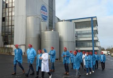 Vendredi 30 janvier, à Verneuil-sur-Indre (Indre-et-Loir). La préfète de région, Sophie Brocas, a visité la laiterie coopérative.
