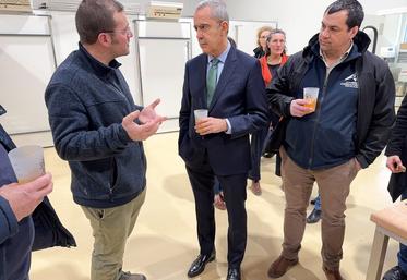 Le 11 février, à Broué. La visite du magasin La Brouette permet à Adrien Pelletier (à g.) et au préfet Hervé Jonathan (au c.) de parler agriculture bio.