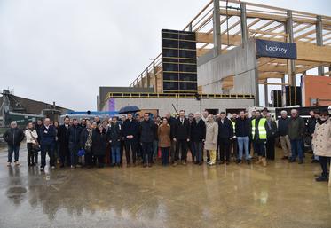 Aulnoy, vendredi 13 février. La pose, symbole d'avenir, du premier mur préfabriqué à base de chanvre a été bien arrosée. 