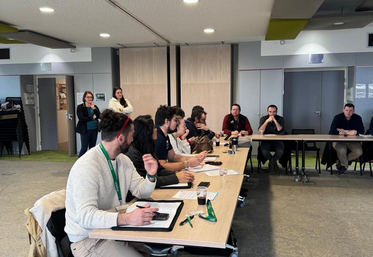 Les représentants de Jeunes agriculteurs Loiret ont participé à l’étape régionale du rapport d’orientation 2026, organisée dans les locaux d’Axéréal à Olivet.