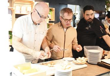 Lundi 23 février, à Paris. L'association Cuisine en Loir-et-Cher était présente, lors de la journée du Loir-et-Cher afin de préparer des amuse-bouche d'exception avec des produits du terroir. 