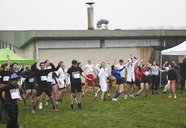 Mardi 10 février, à Areines. Les participants à la Color Run ont profité d'un échauffement dynamique avant de courir les 3 km de la première édition de cette course solidaire.