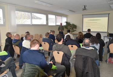 Jeudi 12 février, à Saint-Arnoult-en-Yvelines (Yvelines). Plusieurs dizaines de personnes ont assisté à chacune des réunions organisées par le Caerif sur la facturation électronique.