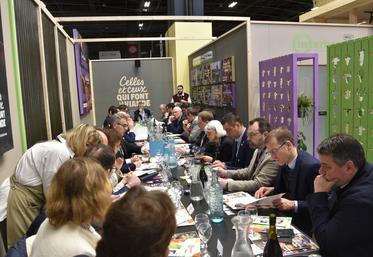 Lundi 23 février, à Paris. La délégation préfectorale a été accueillie au Hall 1 par la profession agricole avec un petit-déjeuner sur le stand Interbev.