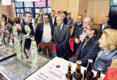 Pas un Salon sans médaille pour le brasseur de L'Eurélienne, Vincent Crosnier (à g.), qui décroche cette fois l'or pour sa blonde et le bronze pour sa triple.