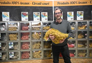 À Réau (Seine-et-Marne), le 19 février. Aymeric Proffit, qui propose de la vente directe en casiers, produit 3 000 tonnes de pommes de terre par an. 