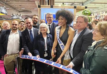 En présence d'élus politiques et agricoles, c'est Miss Essonne 2025, Stella Capitaine, qui a coupé le ruban lors de l'inauguration officielle du stand départemental.