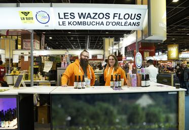 Jérémy Warrin, accompagné d’une amie venue en renfort, a présenté Les Wazos Flous aux visiteurs du Salon international de l’agriculture.