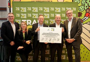 Paris, lundi 23 février. De g. à d. : David Saelens, président de Noriap, Valérie Frapier, directrice du programme Transitions, Laurent Vittoz, directeur général de Valfrance, Christophe Grison, président de Valfrance, Christoph Büren, président de Vivescia.