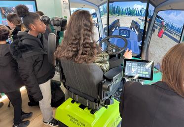 Lundi 9 mars, à Sours. Le simulateur de conduite de tracteur du camion L'Aventure du vivant a eu beaucoup de succès.