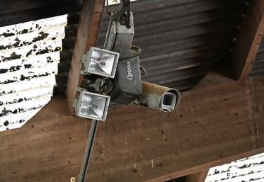 Installée sur un rail qui traverse toute la longueur du bâtiment, la caméra pivote à 180 ° et est équipée de deux projecteurs pour la vision nocturne.