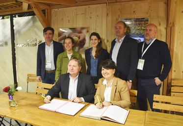 Vendredi 27 février, à Paris. Via son président Damien Greffin, la chambre d'Agriculture Île-de-France a signé une convention sur la méthanisation avec GRDF Île-de-France, représenté par Florence Mourey, directrice adjointe.