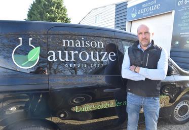 Mardi 17 mars, à Mormant (Seine-et-Marne). Responsable de l'agence Aurouze locale, Cyril Vonck rappelle que vigilance et sécurité des hommes et des animaux sont les maîtres-mots lors des interventions.