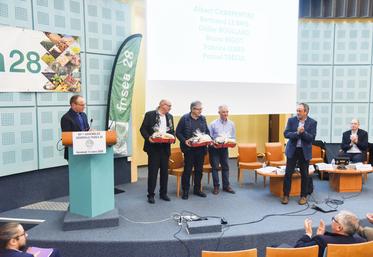 Mardi 17 mars, à Chartres. Lors de l'assemblée générale de la FNSEA 28, les administrateurs ayant souhaité passer la main ont été remerciés.