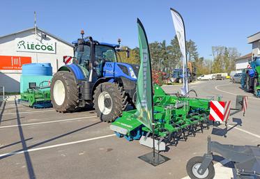 Mercredi 18 mars, à Boisville-la-Saint-Père. Un équipement classique et de saison, Synchrospire devant et Combigerm derrière, présenté par Franquet chez Lecoq.