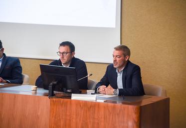 Lundi 16 mars, à Chartres. Thibault Guillou et Pierre Savy (de g. à d.) ont présenté les lignes directrices applicables aux futurs projets agrivoltaïques.