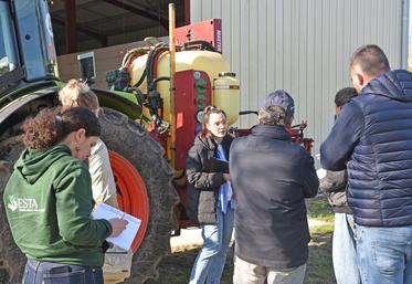 Jeudi 19 mars, à Magnanville (Yvelines). La Driaaf a organisé un point pédagogique sur les contrôles phytosanitaires pour les élèves de l'Esta ainsi que des exploitants agricoles et des techniciens de coopératives.