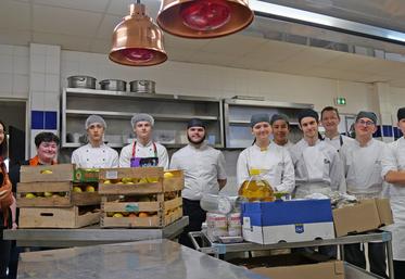 Les élèves du lycée professionnel Jean-de-la-Taille ont préparé 200 repas destinés au Secours populaire, avec des produits fournis par des agriculteurs du territoire.