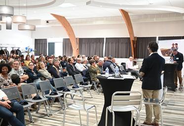 Mardi 17 mars, à Villebarou. AS Val de Loire a tenu sa première assemblée générale à la suite de la fusion entre l'AS Centre-Loire et l'AS Cefiga 37, devant plus d'une centaine de personnes.