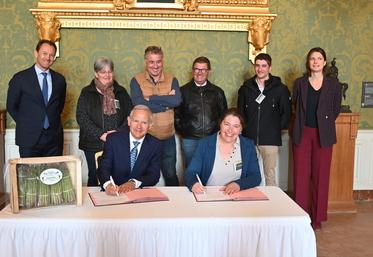 Lundi 23 mars, au château de Chambord. Pierre Dubreuil, directeur du Domaine national, et Magali Courtin, présidente de l'association Les Asperges du Blaisois, ont signé un contrat de licence de marque pour la commercialisation des asperges vertes. 