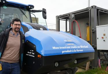 Grâce à sa production de gaz et à sa station de ravitaillement, Cyrille Stresser valorise son tracteur New Holland T6 180 roulant au GNC.