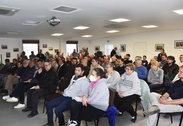 Jeudi 26 mars, à Étampes (Essonne). Dans les locaux de la chambre d'Agriculture, près de 80 personnes ont assisté à la réunion publique organisée par la DDT.
