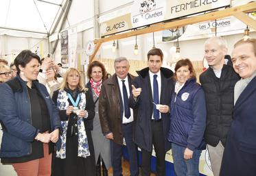 Coulommiers, vendredi 27 mars. Dégustation de glaces des 3 Givrées pour l'ancien Premier ministre Gabriel Attal au cours de la déambulation dans les allées du chapiteau Terroir.