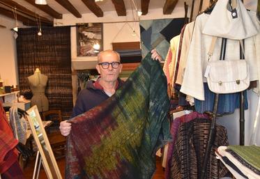 Jeudi 2 avril, à Vétheuil (Val-d'Oise). François Vieillard tient une boutique toute l'année où il vend ses créations sur commande.
