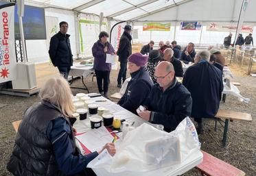Coulommiers, samedi 28 mars. Le jury du concours des produits laitiers fermiers d'Île-de-France a œuvré sous la présidence de Geoffrey Bouzonie. 
