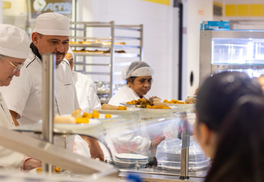En centralisant les achats pour ses collèges, le Loiret veut garantir des repas plus qualitatifs, durables et tracés, tout en soutenant les circuits courts et en maîtrisant les coûts.