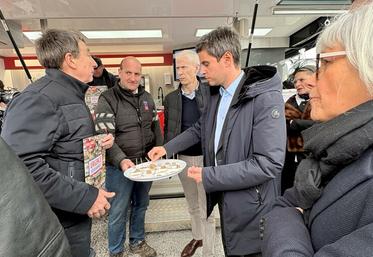 Coulommiers, vendredi 27 mars. Philippe Dufour et David Tourte échangent avec les élus de la délégation officielle à la fin de l'inauguration de la 57<SUP>e</SUP> édition de la Foire. 