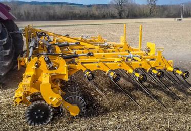 Les herses à paille sont souvent complétées par un équipement frontal (disques ou rouleau hacheur) améliorant leur polyvalence.