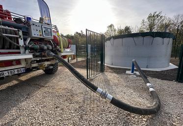 Ici l'installation de la première citerne incendie à Gien, dans le cadre du déploiement de 28 équipements destinés à renforcer la lutte contre les feux de forêts dans le Loiret.