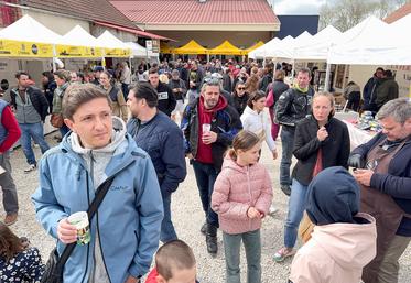 Le 12 mars, à Sours. Se ravitailler en bons produits fermiers constitue l'une des raisons de la fréquentation des portes ouvertes de la brasserie de Chandres.
