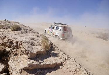 À bord de leur Renault 4L, les participants du 4L Trophy traversent la France, l’Espagne puis le désert marocain sur près de 6 000 kilomètres.