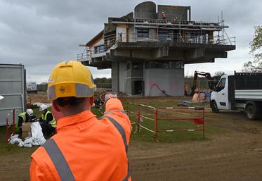 Jeudi 12 mars, à Vineuil. Une visite de chantier a permis aux élus de voir l'avancée des travaux concernant la réhabilitation de la capitainerie du lac de Loire en restaurant italien. 