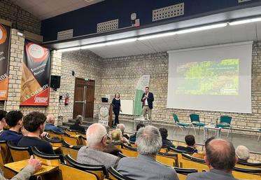 Jeudi 9 avril, à Amilly. Stéphane Le Goff et Albane Presneau ont présenté les principaux enjeux de la gestion forestière, entre production, biodiversité et adaptation au changement climatique.